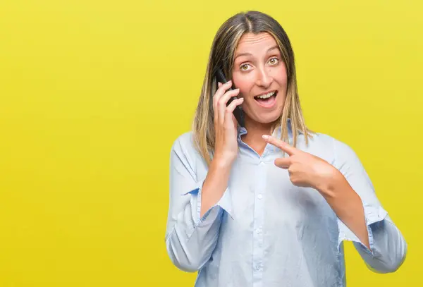 Joven Hermosa Mujer Hablando Teléfono Inteligente Sobre Fondo Aislado Muy — Foto de Stock