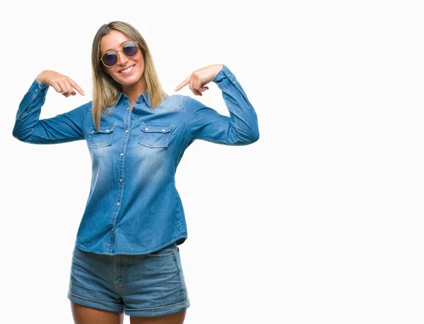 Jovem Mulher Bonita Vestindo Óculos Sol Sobre Fundo Isolado Olhando — Fotografia de Stock