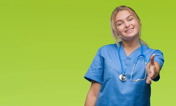 若い白人医師女性の外科医の制服を着ては 挨拶と歓迎フレンドリーな提供ハンドシェイクを笑顔の背景を分離しました ビジネスの成功 — ストック写真