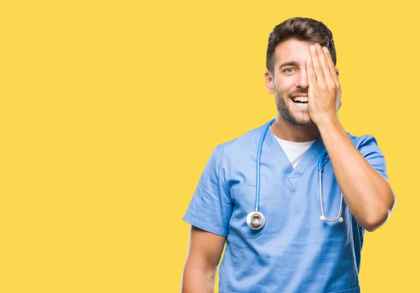 Jovem Bonito Médico Cirurgião Homem Sobre Fundo Isolado Cobrindo Olho — Fotografia de Stock