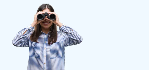 Jonge Spaanse Vrouw Met Verrekijkers Met Een Blij Gezicht Permanent — Stockfoto