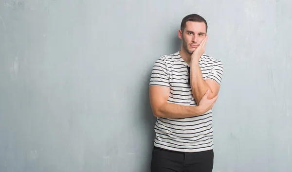 Joven Caucásico Hombre Sobre Gris Grunge Pared Pensamiento Buscando Cansado — Foto de Stock