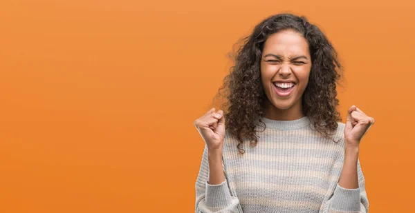 Hermosa Joven Hispana Vistiendo Suéter Rayas Emocionada Por Éxito Con — Foto de Stock