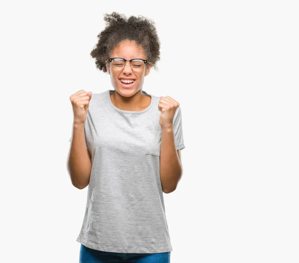 Mujer Afroamericana Joven Con Gafas Sobre Fondo Aislado Emocionada Por — Foto de Stock