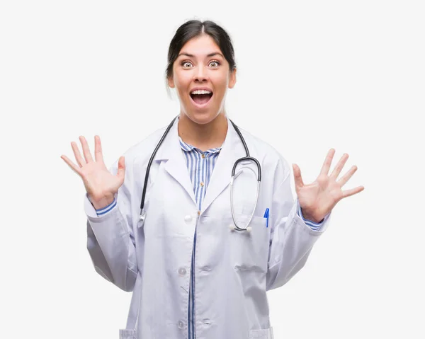 Jovem Mulher Médica Hispânica Muito Feliz Animado Expressão Vencedora Celebrando — Fotografia de Stock