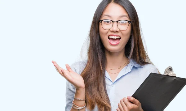 Joven Mujer Negocios Asiática Sosteniendo Portapapeles Sobre Fondo Aislado Muy —  Fotos de Stock