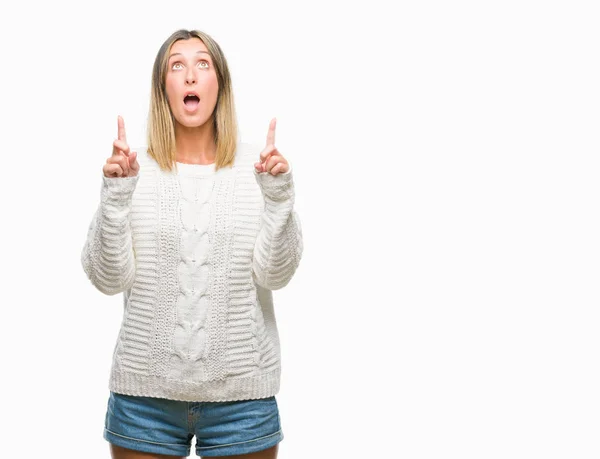 Jovem Mulher Bonita Vestindo Camisola Inverno Sobre Fundo Isolado Espantado — Fotografia de Stock