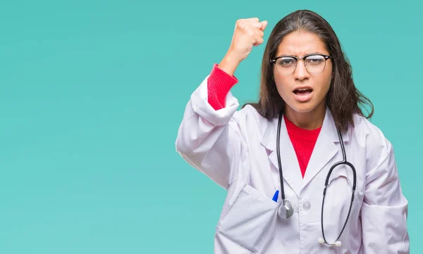 Giovane Araba Medico Donna Sfondo Isolato Arrabbiato Pazzo Alzando Pugno — Foto Stock