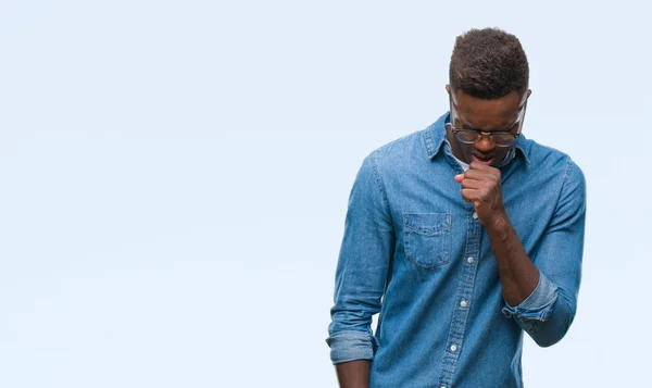 年轻的非洲裔美国人在隔绝的背景感觉不适和咳嗽作为症状为感冒或支气管炎 医疗保健理念 — 图库照片