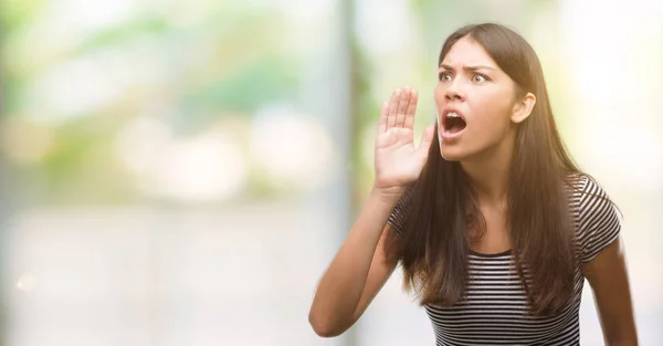 Joven Mujer Hispana Hermosa Gritando Gritando Fuerte Lado Con Mano — Foto de Stock