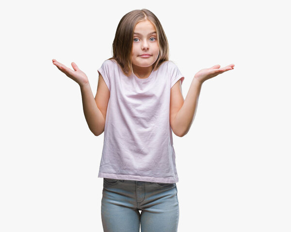 Молодая красивая девушка на изолированном фоне невежественное и запутанное выражение лица с поднятыми руками и руками. Концепция сомнений
.