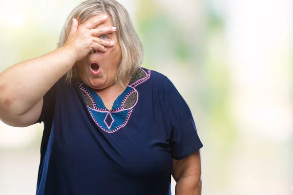 Senior Size Mulher Caucasiana Sobre Fundo Isolado Espreitando Choque Cobrindo — Fotografia de Stock