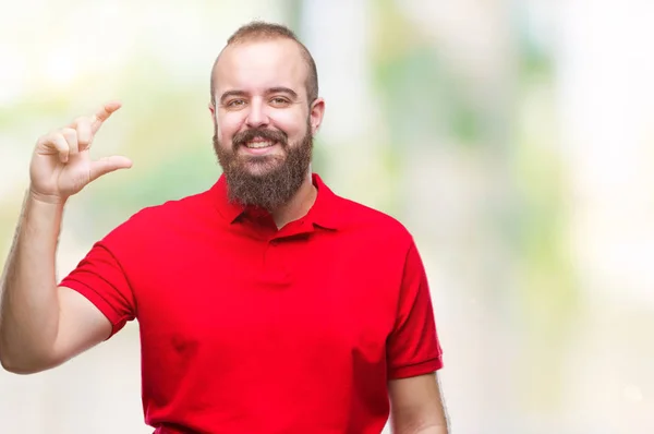 Joven Hombre Hipster Caucásico Con Camisa Roja Sobre Fondo Aislado —  Fotos de Stock