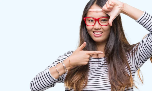 Jovem Mulher Asiática Vestindo Óculos Sobre Fundo Isolado Sorrindo Fazendo — Fotografia de Stock