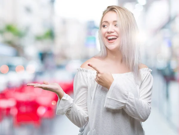 Mladá Blond Žena Izolované Pozadí Ohromil Usmívá Kameru Při Prezentaci — Stock fotografie