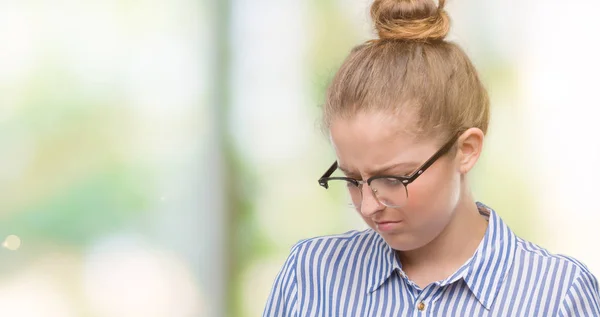 Ung Blond Affärskvinna Med Handen Magen Eftersom Illamående Smärtsam Sjukdom — Stockfoto