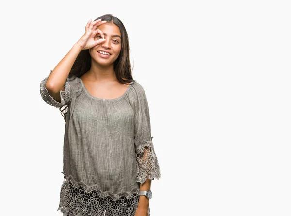 Joven Mujer Árabe Hermosa Sobre Fondo Aislado Haciendo Buen Gesto — Foto de Stock