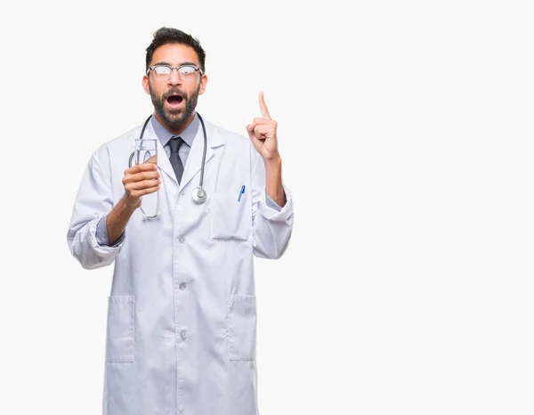 Hombre Médico Hispano Adulto Bebiendo Vaso Agua Sobre Fondo Aislado — Foto de Stock