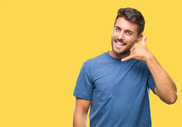 Homem Bonito Jovem Sobre Fundo Isolado Sorrindo Fazendo Gesto Telefone — Fotografia de Stock