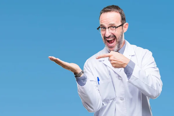 Hombre Profesional Alzado Mediana Edad Con Abrigo Blanco Sobre Fondo — Foto de Stock