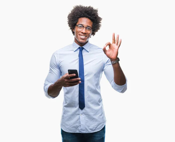 Afro Americano Uomo Affari Sms Utilizzando Smartphone Sfondo Isolato Facendo — Foto Stock