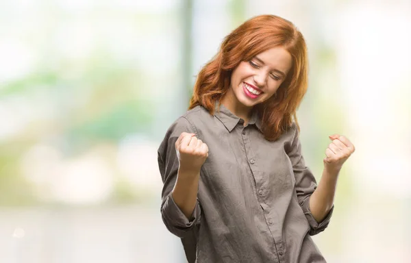 年轻美丽的女人在孤立的背景下非常高兴和兴奋做赢家手势与手臂举起 微笑和尖叫的成功 庆祝概念 — 图库照片