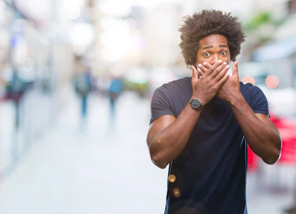 Uomo Afro Americano Sfondo Isolato Scioccato Bocca Copertura Con Mani — Foto Stock