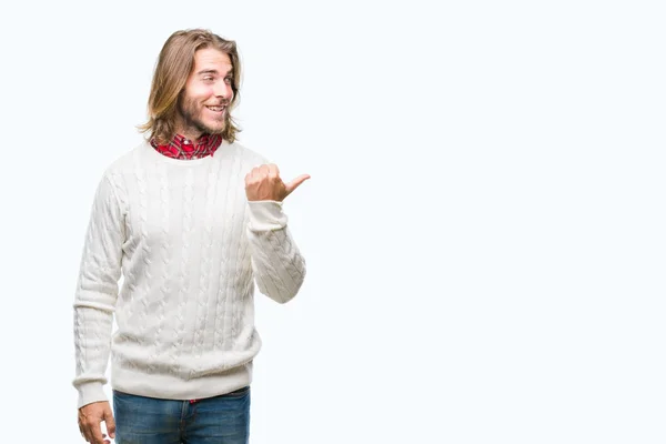 Junger Gutaussehender Mann Mit Langen Haaren Trägt Winterpullover Über Isoliertem — Stockfoto