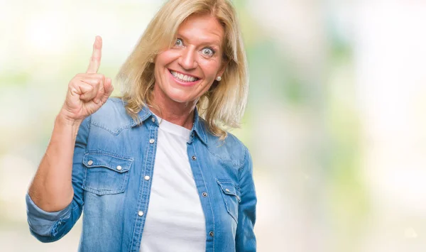 Blonde Frau Mittleren Alters Über Isolierten Hintergrund Mit Erhobenem Zeigefinger — Stockfoto