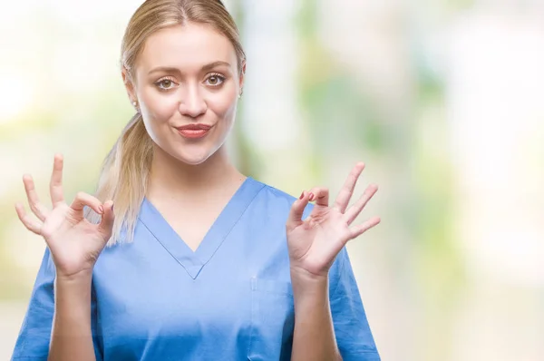 Jovem Cirurgiã Loira Mulher Médica Vestindo Uniforme Médico Sobre Fundo — Fotografia de Stock