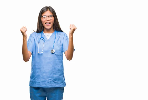 Genç Asyalı Doktor Kadın Kutluyor Izole Arka Plan Üzerinde Şaşırttı — Stok fotoğraf