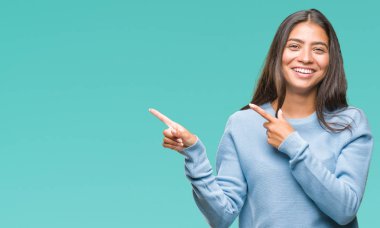 Genç güzel Arap kadın izole arka plan üzerinde 