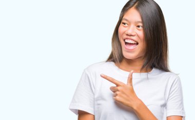 Genç Asyalı kadın izole arka neşeli bir gülümseme ile el ve parmak kadar kameraya bakarak yüzündeki mutlu ve doğal ifade ile yan ile işaret yüz üzerinden.