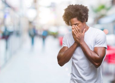 Yüzünü elleriyle ağlayarak süre kapsayan üzgün ifade ile izole arka plan üzerinde Afro Amerikalı adam. Depresyon kavramı.