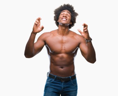 Çıplak vücut geçiş parmakları umut ve gözleri kapalı ile gülümseyen izole arka plan üzerinde gösterilen Afro Amerikalı gömleksiz adam. Şans ve batıl kavramı.