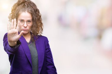 Okul üniforması giyen genç esmer öğrenci kız ve stop yapıyor izole arka plan üzerinde gözlük elin avuç ile şarkı. Negatif ve ciddi bir jest yüz ifadesiyle uyarı.