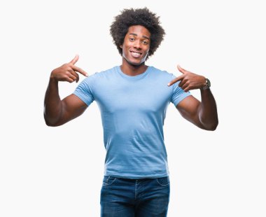 Yüzünde gülümseme ile kendinden emin görünüyorsun, kendini gururlu ve mutlu parmakları ile işaret izole arka plan üzerinde Afro Amerikalı adam.