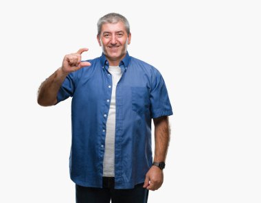 Üst düzey yakışıklı izole arka plan gülümseyen ve süre seyir ve kamera boyutu işaret parmaklarıyla yapıyor el ile kendinden emin eller üzerinde. Ölçü kavramı.