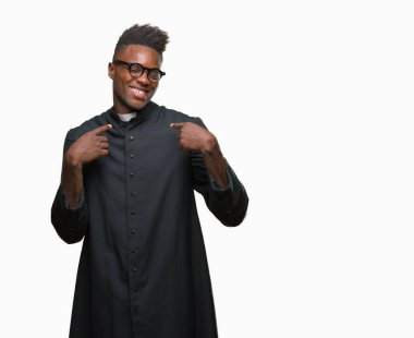 Yüzünde gülümseme ile kendinden emin görünüyorsun, kendini gururlu ve mutlu parmakları ile işaret izole arka plan genç Afro-Amerikan rahip adam.