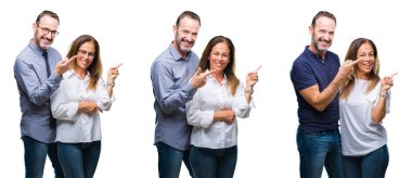 Orta yaş olgun güzel çift üst düzey karısı ve kameraya bakarak yan el ve parmak ile işaret eden kocası üzerinde beyaz izole arka yüzünde kocaman bir gülümseme ile kolaj.