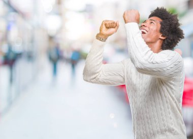 Mutlu afro Amerikalı siyah adam kutluyor, çok heyecanlı ve kendine güvenen
