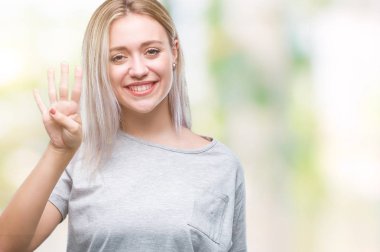 Genç Sarışın kadın gösterilen ve parmakları ile işaret izole arka plan yüzünden kendinden emin ve mutlu gülümseyerek süre dört numara.