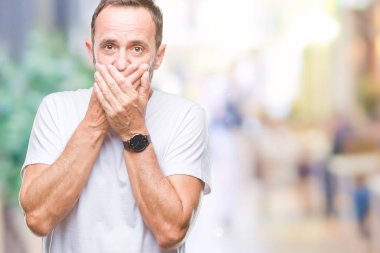Orta yaş ağarmış komuta sizde üzerinde beyaz t-shirt giyen arka plan ağız hata için elleriyle kapsayan şok izole. Gizli kavramı.