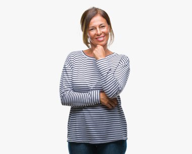 Orta yaş İspanyol kadın kıdemli emin çapraz kollar ve çeneme kaldırdı el ile gülümseme ile kameraya bakarak izole arka plan üzerinde. Pozitif düşünce.