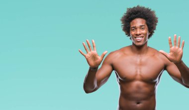 Afro Amerikalı gömleksiz adam çıplak vücut gösterilen ve parmakları ile işaret izole arka plan üzerinde gösterilen kendinden emin ve mutlu gülümseyerek süre on numara.