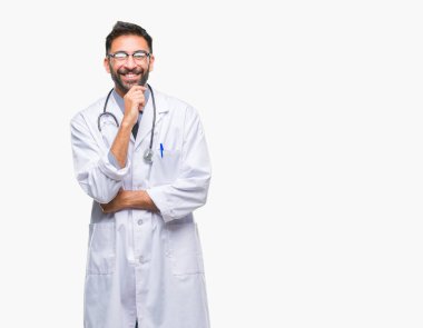 Yetişkin İspanyol doktor adam izole arka plan emin çapraz kollar ve çeneme kaldırdı el ile gülümseme ile kameraya bakıyor. Pozitif düşünce.