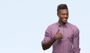 Afrikalı-Amerikalı genç hareketi el ile mutlu yaşasın yapıyor izole arka plan üzerinde. Kameraya bakarak başarı gösteren ile ifade onaylama.