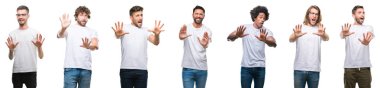 Kolaj adamlardan şokta bağırarak korkuyor ve dehşet korku ifade dur hareketi el ile ile beyaz izole zemin üzerinde beyaz t-shirt giyen genç beyaz, İspanyol, afro. Panik kavramı.