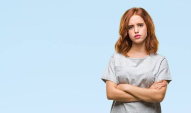 İzole arka plan şüpheci ve sinir, onaylamayan ifade yüz çapraz kolları olan genç güzel kadın. Negatif kişi.