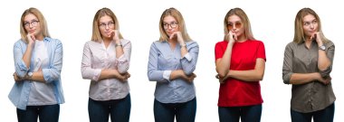 Kolaj genç güzel sarışın kadının beyaz izole backgroud çene düşünme hakkında soru, dalgın ifade üzerine el ile üzerinden. Düşünceli yüzüyle gülümsüyor. Şüphe kavramı.